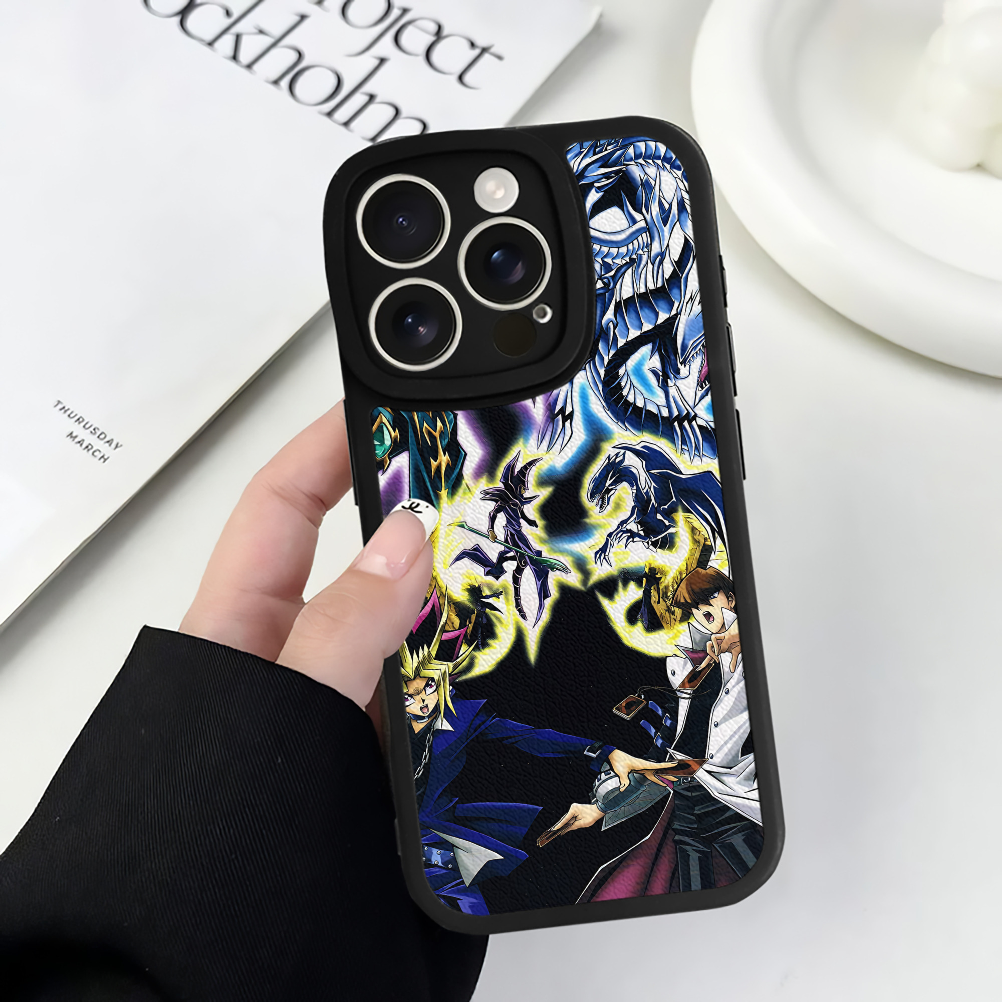 （画像用） 遊☆戯☆王 Yu-Gi-Oh! 【iPhone 16シリーズ対応】シリコンスマホケース（レザー調） 材質：シリコン